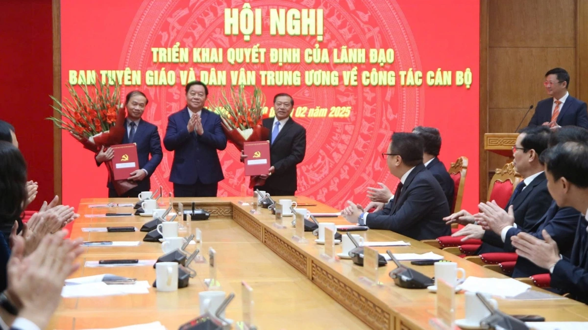 Các cá nhân tự nguyện nghỉ hưu trước tuổi được nhận bằng khen của Ban Tuyên giáo và Dân vận Trung ương