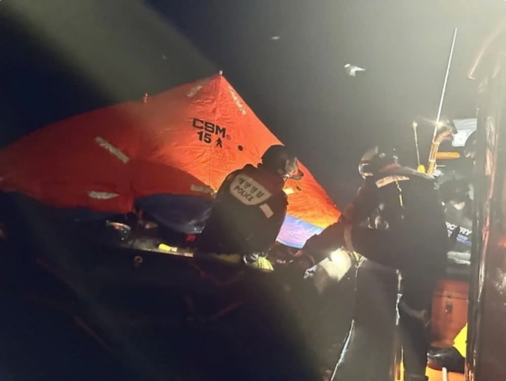 Lực lượng chức năng giải cứu các thành viên trên tàu. (Ảnh: Đồn cảnh sát biển Yeosu)