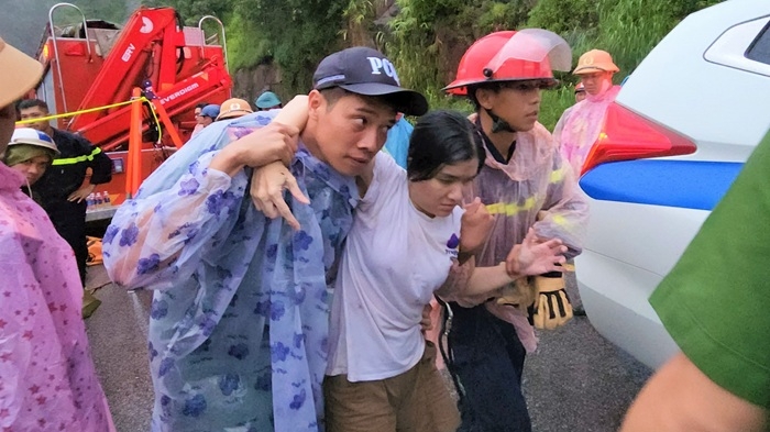 Trần Nguyễn Thu Trang thời điểm được lực lượng chức năng đưa ra khỏi hiện trường tai nạn.