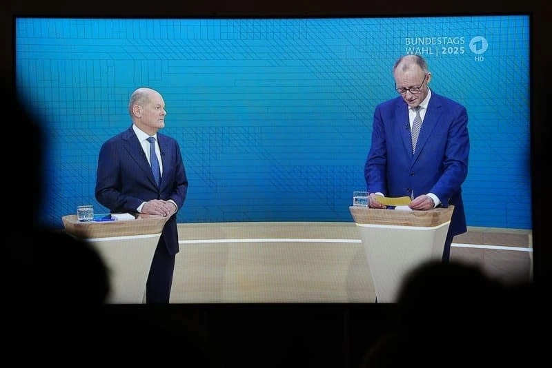 Thủ tướng Đức Olaf Scholz và đối thủ Friedrich Merz trong một cuộc tranh luận trực tiếp trên truyền hình. Nguồn: DPA