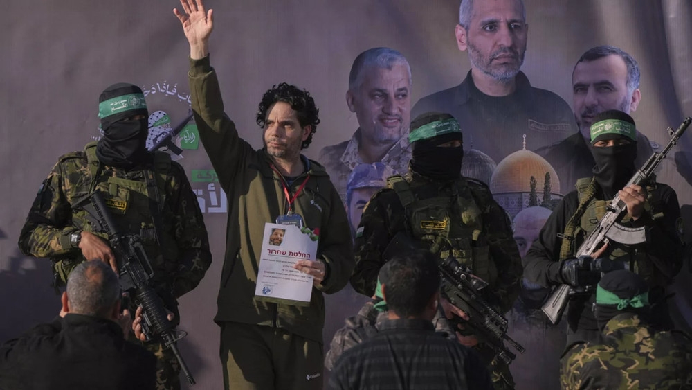 Hamas trao trả con tin cho Israel. (Ảnh: Reuters)