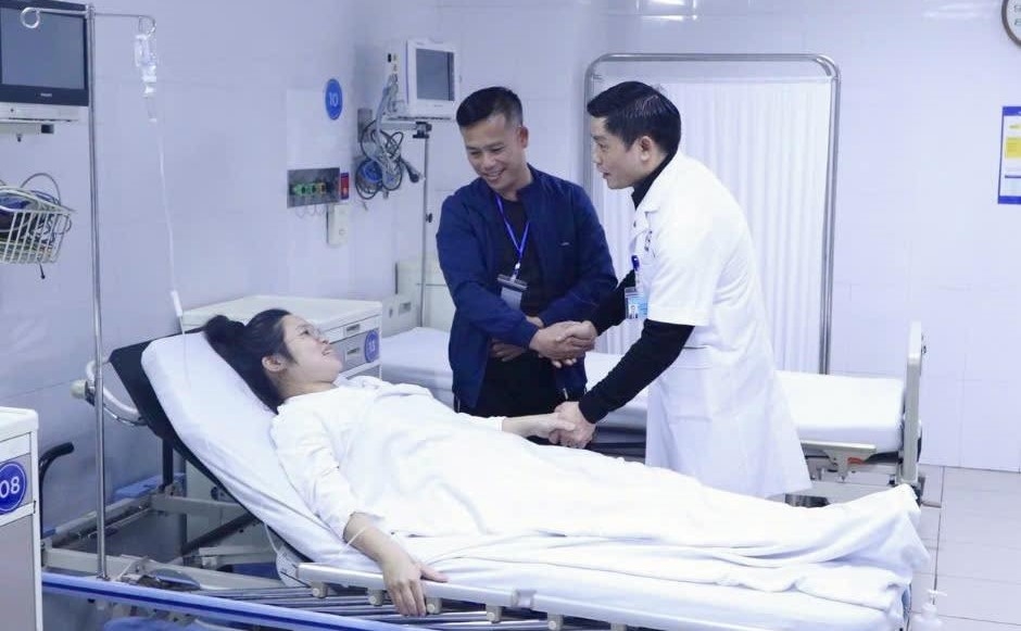 TTND.GS.TS Nguyễn Duy Ánh - Giám đốc bệnh viện động viên và chúc mừng gia đình người bệnh