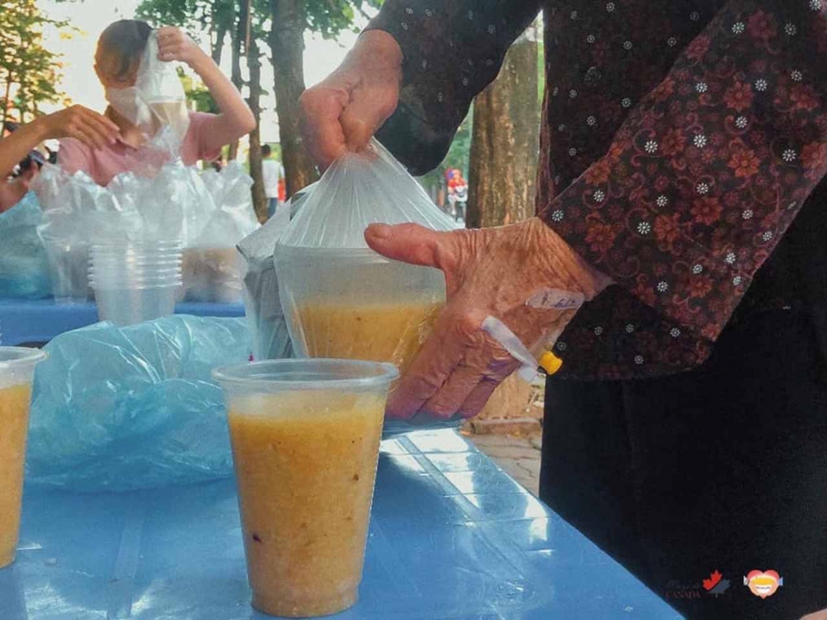 Những suất cháo tình nguyện được phát cho các bệnh nhân mắc ung thư tại Hà Nội và TP.HCM. (Ảnh Bếp đồng bào)
