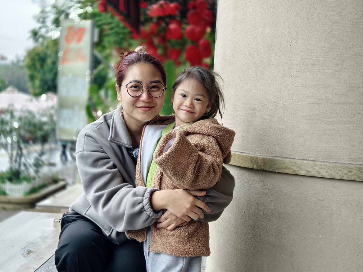 Chị Trần Đặng Phương Anh là thành viên nấu ăn trong Bếp đồng bào. Theo chị các nguyên liệu được tuyển lựa kỹ càng và hạn chế mì chính để vừa miệng với các bệnh nhân