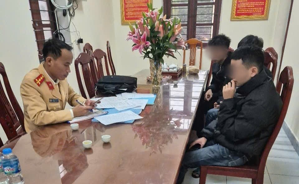 Lực lượng chức năng, Công an thị xã Việt Yên làm việc với trường hợp vi phạm