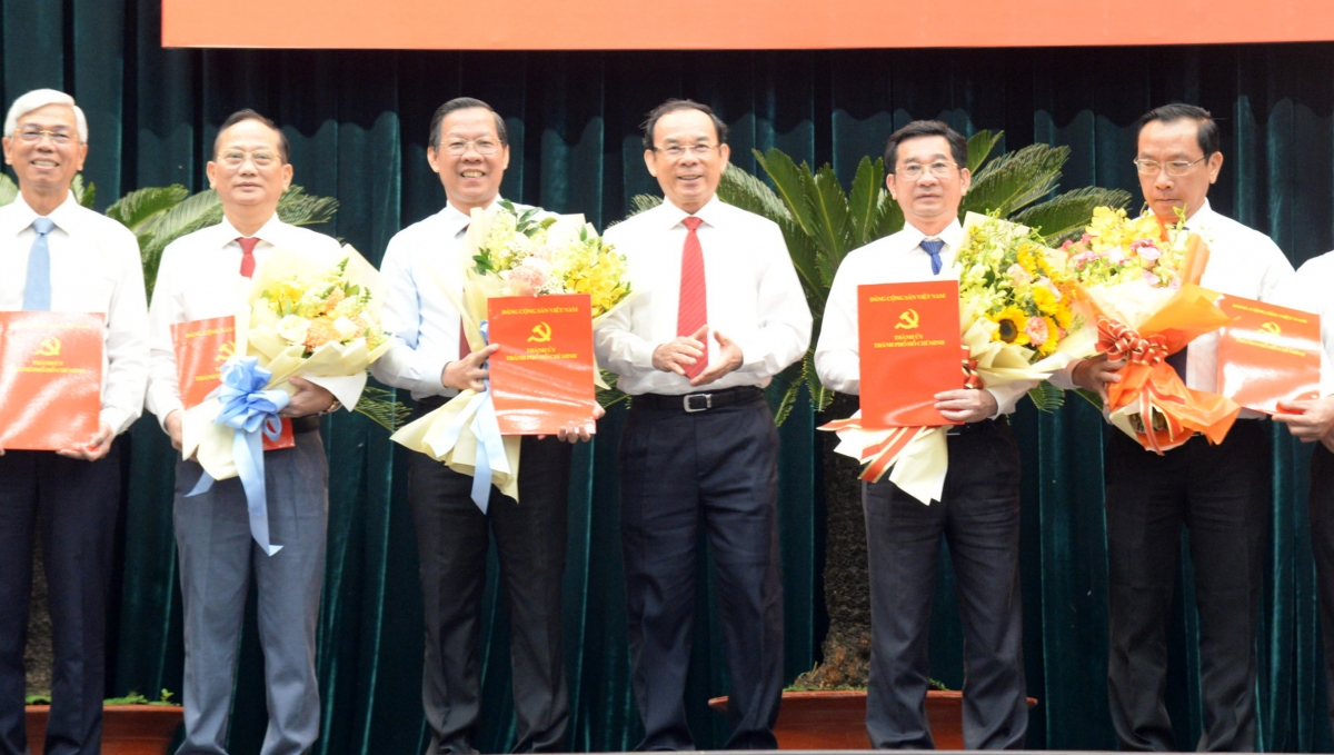 Bí thư Thành ủy TP.HCM Nguyễn Văn Nên chúc mừng Đảng bộ UBND TP.HCM trực thuộc Thành ủy TP.HCM (ảnh L.H)