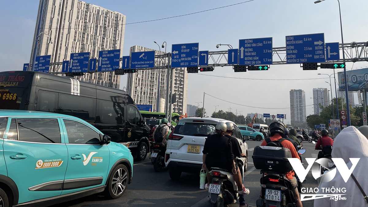 Tại nút giao An Phú (TP Thủ Đức) có hơn 20 biển báo giao thông, biển chỉ dẫn đan xen chằng chịt… nhìn từ xa như một ma trận khiến người đi đường không khỏi rối mắt. Ảnh: Trọng Nghĩa