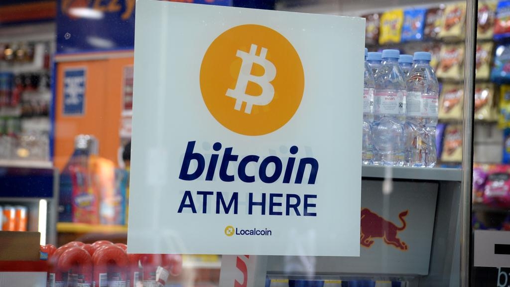 Bitcoin được bán tại cột tự động trong một cửa hàng tiện lợi tại Australia (Ảnh: Andrew Henshaw)