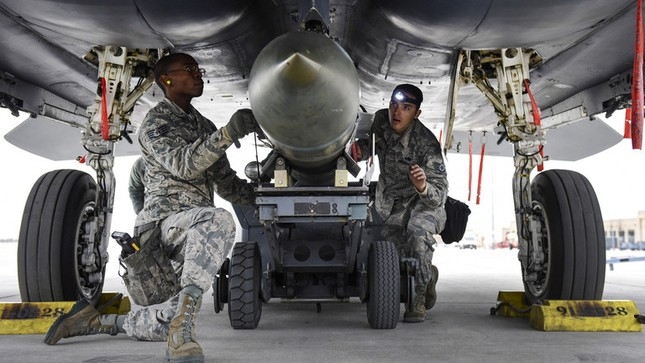 Bom Mk-84 được trang bị trên máy bay chiến đấu F-15 Eagle. Ảnh: Getty