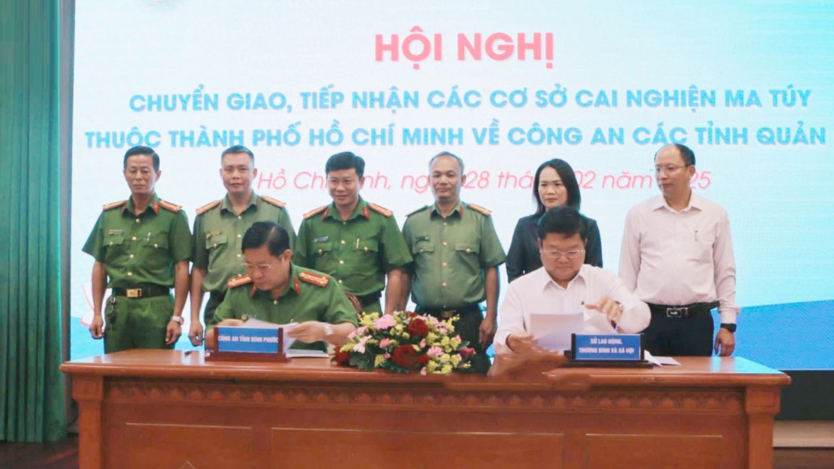Lãnh đạo Công an tỉnh Bình Phước ký kết biên bản tiếp nhận chuyển giao (ảnh: BP)