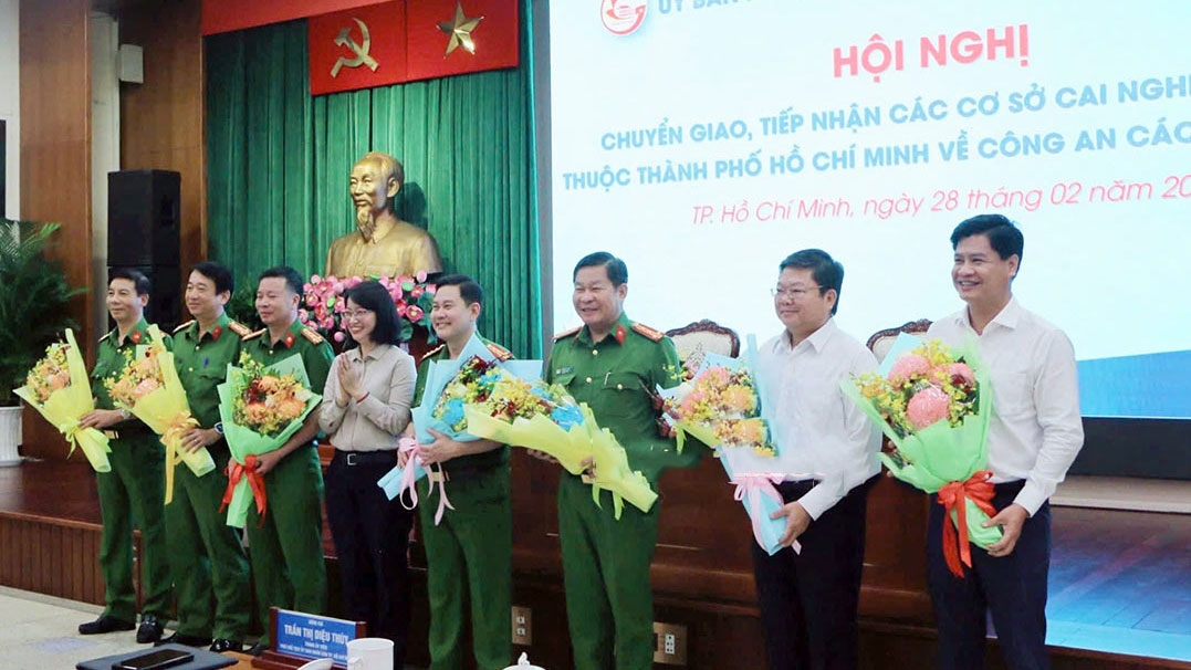 Lãnh đạo UBND TP. Hồ Chí Minh tặng hoa chúc mừng công an các đơn vị tiếp nhận bàn giao (ảnh: BP)