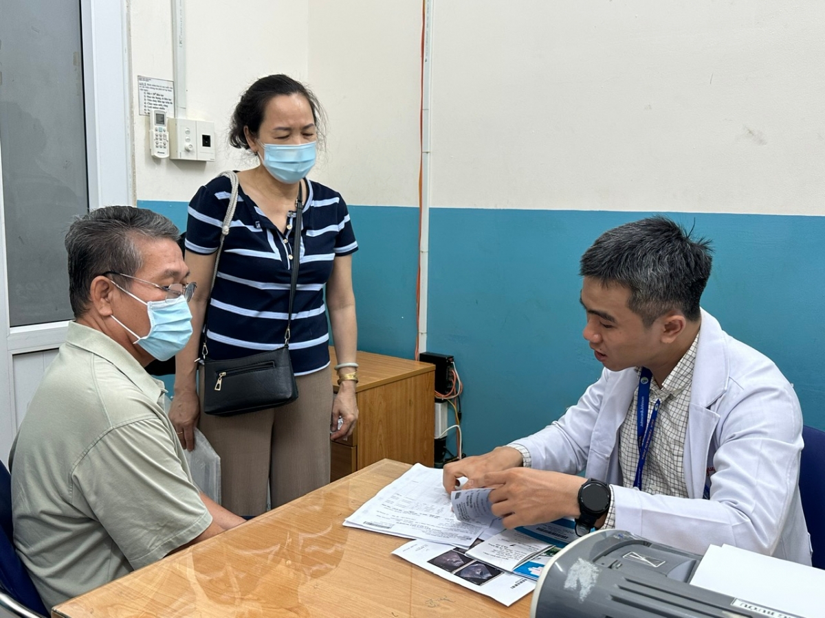BS.CKII Nguyễn Phúc Nguyên đang trao đổi với người bệnh và người nhà trong đợt tái khám gần nhất (Ảnh BVCC)