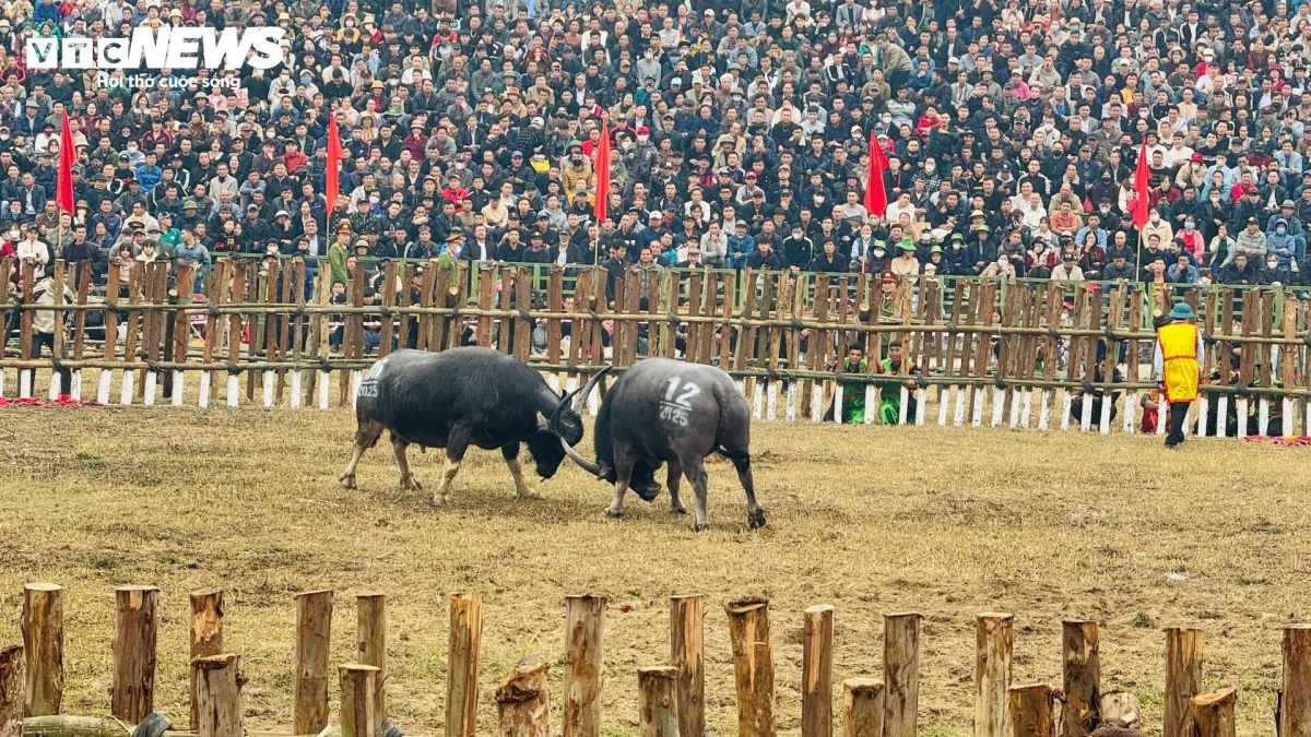 The annual festival is held from the 15th and 17th days of the first lunar month.