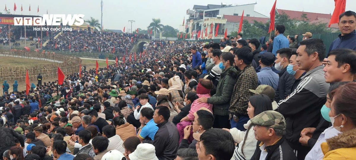 The festival was interrupted in 1947 due to war and was subsequently restored in 2002. Since then the festival has attracted tens of thousands of locals and tourists.