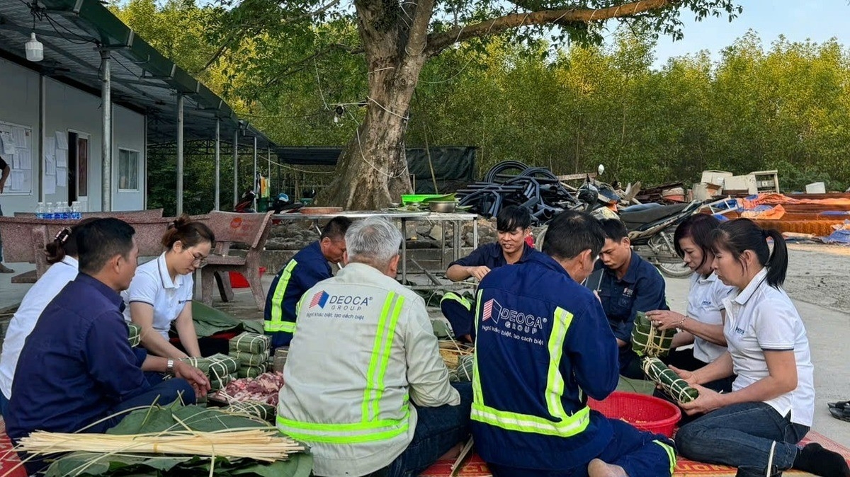 Cán bộ, công nhân viên Tập đoàn Đèo Cả tổ chức gói bánh chưng ở dự án Quảng Ngãi - Hoài Nhơn.
