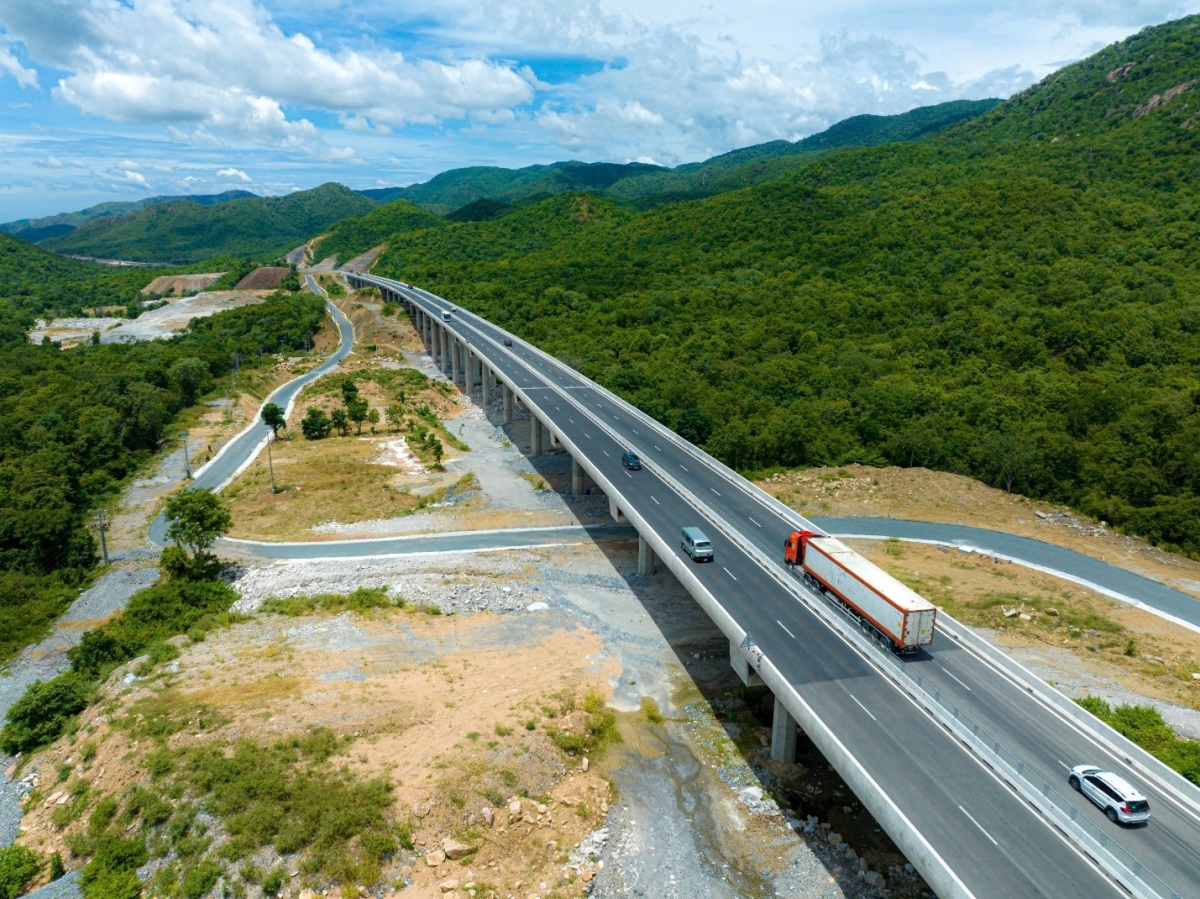 Cao tốc Cam Lâm – Vĩnh Hảo có chiều dài 78,5km, đi qua 3 tỉnh Khánh Hòa, Ninh Thuận, Bình Thuận, do liên danh Tập đoàn Đèo Cả - Công ty 194 thực hiện, đã đi vào vận hành và thu phí từ cuối tháng 4/2024.