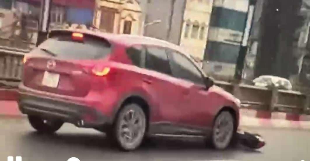 Hình ảnh xe Mazda kéo lê xe máy, phóng tốc độ cao trên cầu Vĩnh Tuy.