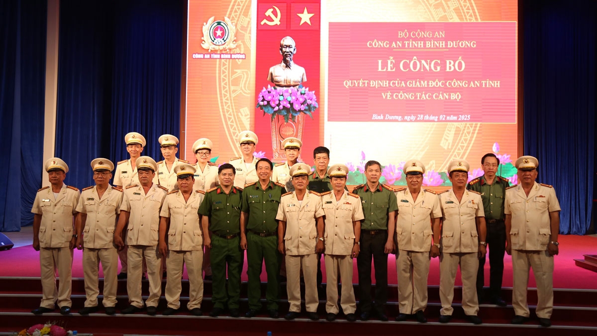Những cán bộ công an ở Bình Dương (áo vàng) nghỉ hưu sớm để sắp xếp bộ máy 