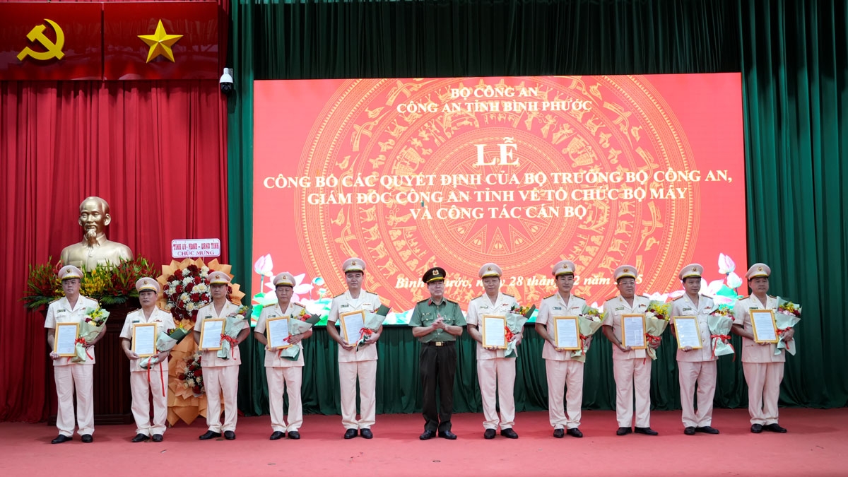 Trao quyết định điều động trưởng công an cấp huyện về làm trưởng các Phòng nghiệp vụ công an tỉnh Bình Phước