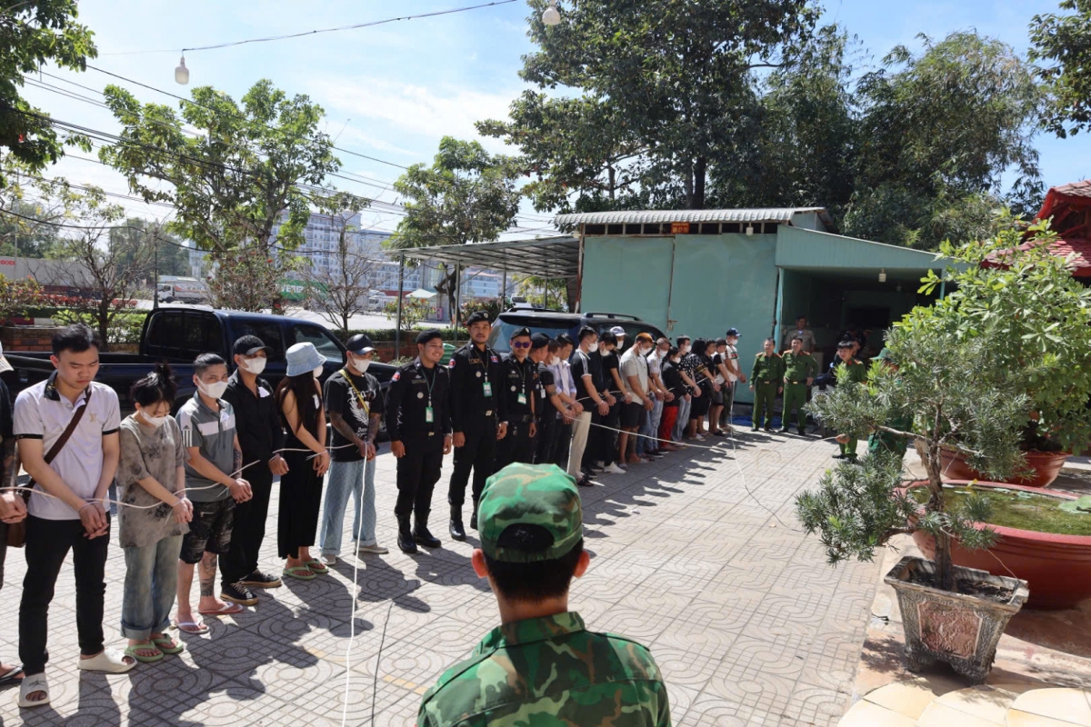 Lực lượng chức năng các nước phối hợp bắt giữ các đối tượng lừa đảo. Ảnh: Công an Hà Tĩnh