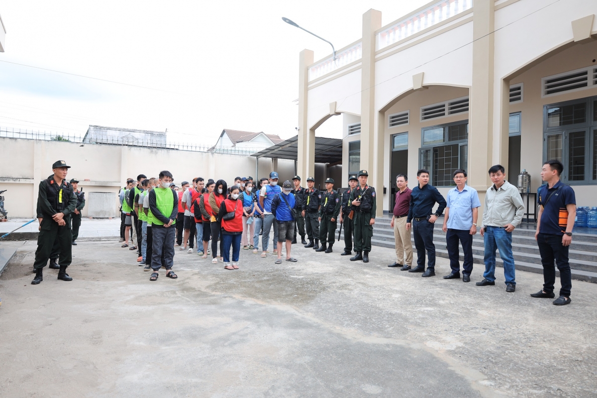 Nhiều đối tượng trong đường dây lừa đảo bị bắt giữ. Ảnh: Công an Hà Tĩnh