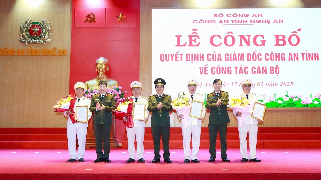 Trao quyết định điều động 4 phó trưởng công an huyện  đến nhận công tác và giữ chức vụ chỉ huy công an xã. Ảnh:CANA
