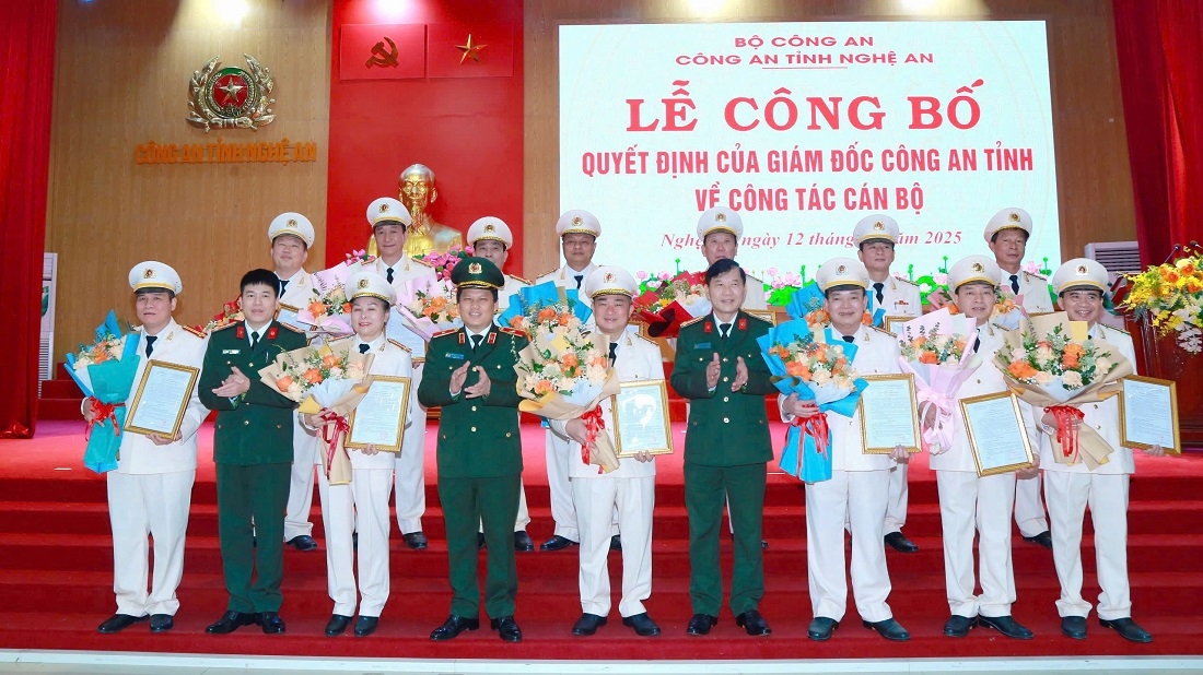 Trao quyết định nghỉ công tác trước hạn tuổi cho lãnh đạo phòng và công an cấp huyện. Ảnh: CANA
