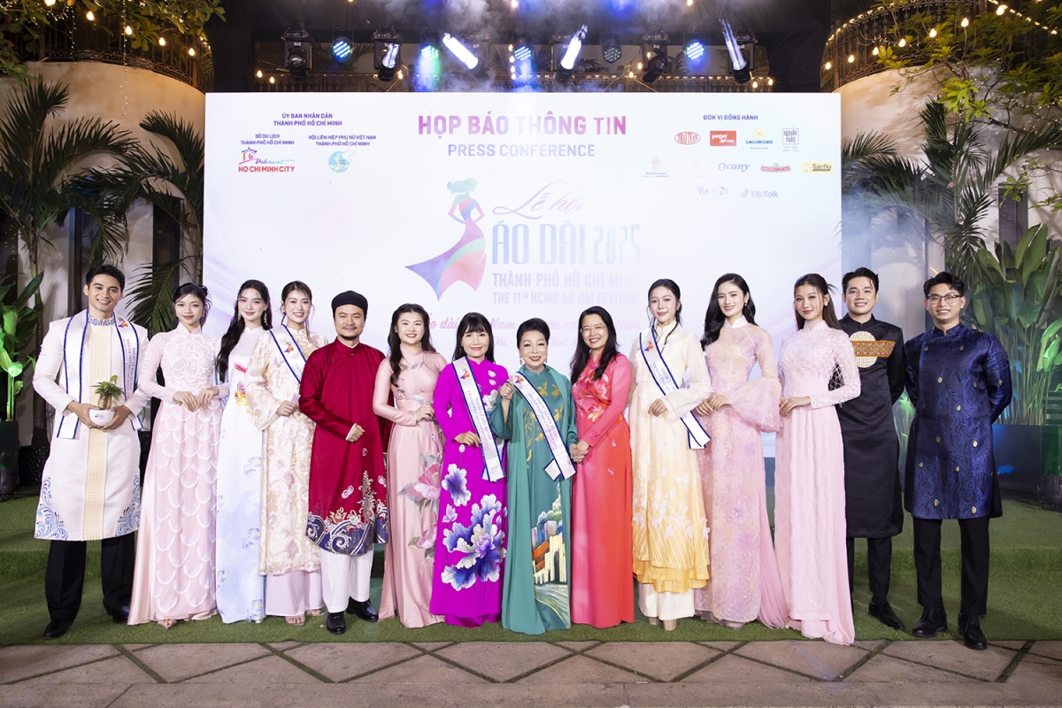 Dàn Hoa - Á hậu gồm Hoa hậu Nguyễn Thúc Thuỳ Tiên, Trần Tiểu Vy, Đoàn Thiên Ân, Huỳnh Trần Ý Nhi, Võ Lê Quế Anh, Nguyễn Ngọc Kiều Duy, Á hậu Minh Kiên, Cẩm Ly, Nam vương Tuấn Ngọc, Á vương Minh Toại dự họp báo Lễ hội áo dài Thành phố Hồ Chí Minh.