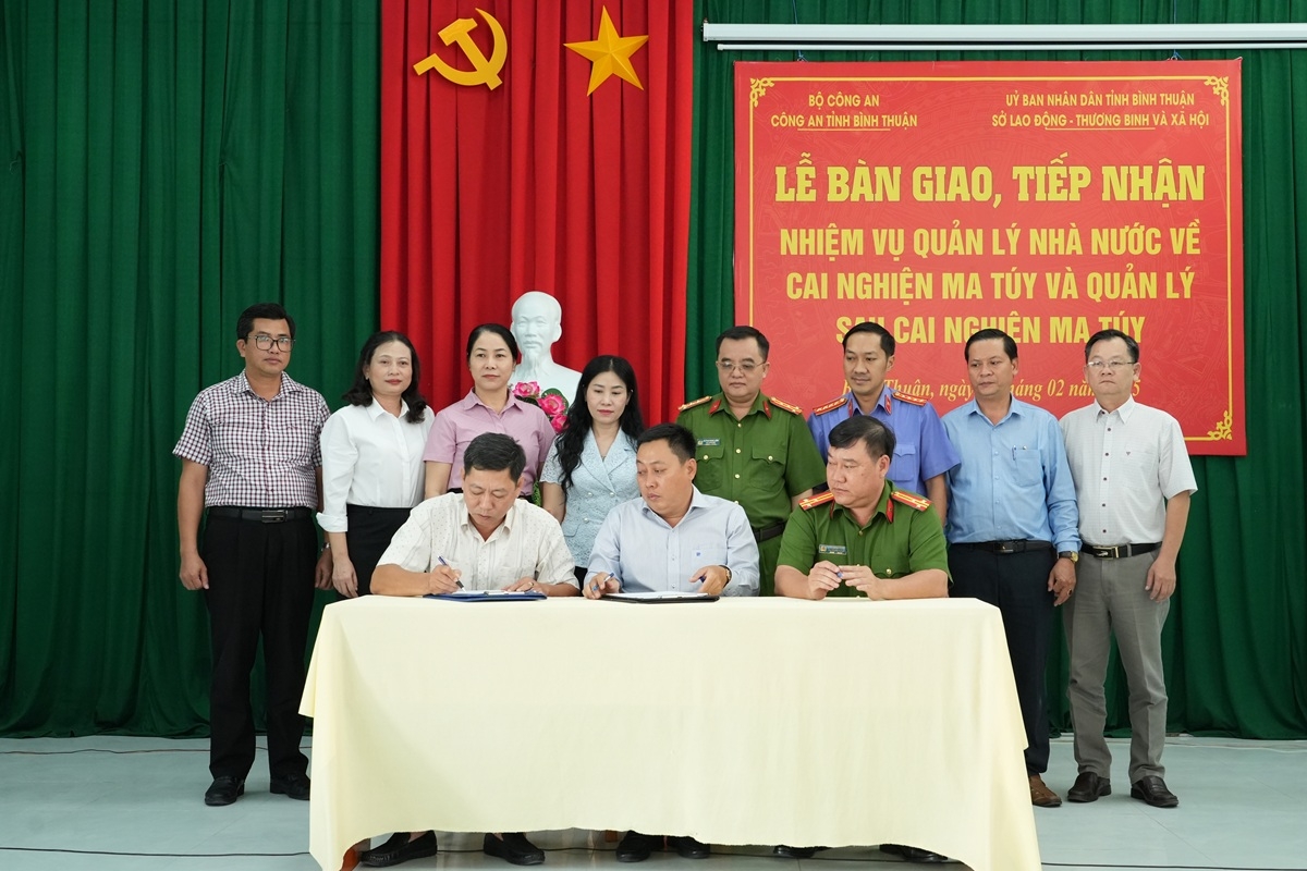 Các đơn vị ký biên bản bàn giao. Ảnh: CABT