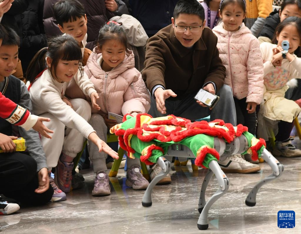 Robot, AI khuấy đảo lễ hội Tết 2025 ở Trung Quốc