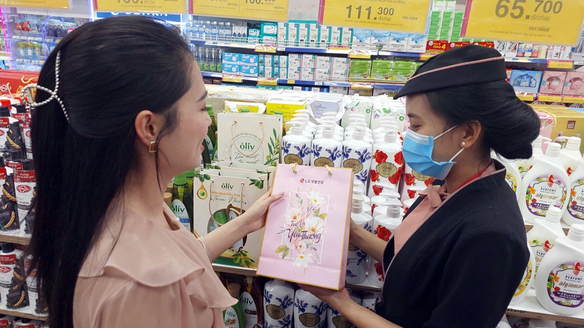 Các mặt hàng dành cho phái đẹp bắt đầu được Co.opmart đưa lên kệ kinh doanh