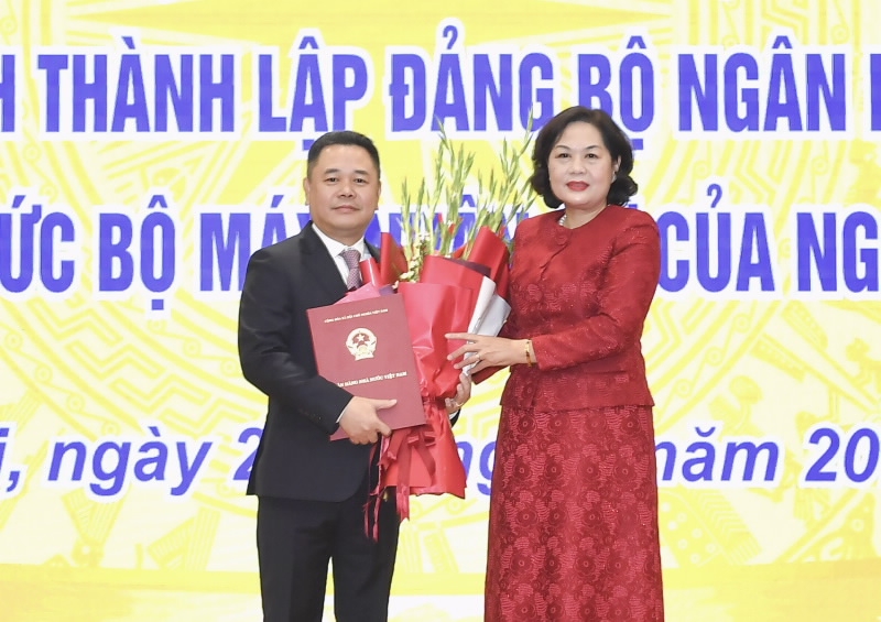Thống đốc Nguyễn Thị Hồng trao quyết định và chúc mừng tân Phó Thống đốc Nguyễn Ngọc Cảnh