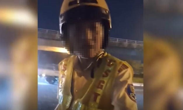 Cảnh sát giao thông có hành vi thiếu chuẩn mực với người vi phạm (Ảnh: Cắt từ clip)
