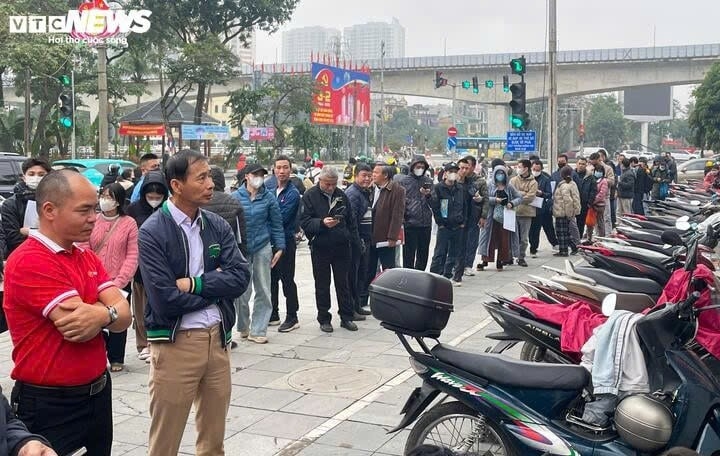 Hàng dài người xếp hàng chờ đợi tại điểm cấp đổi giấy phép lái xe ở quận Hà Đông, Hà Nội.
