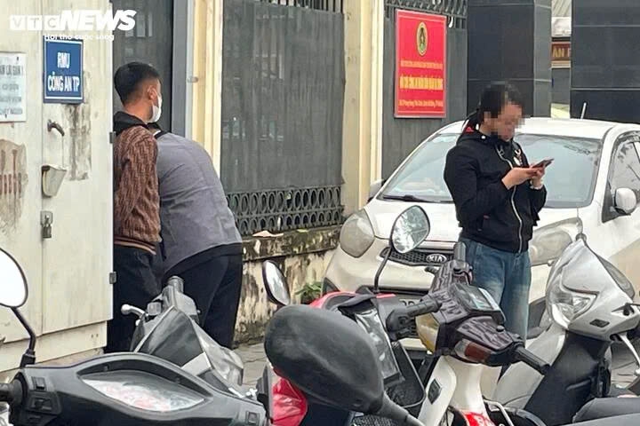 Các "cò" mời chào xếp hàng hộ người dân bên ngoài điểm cấp đổi giấy phép lái xe