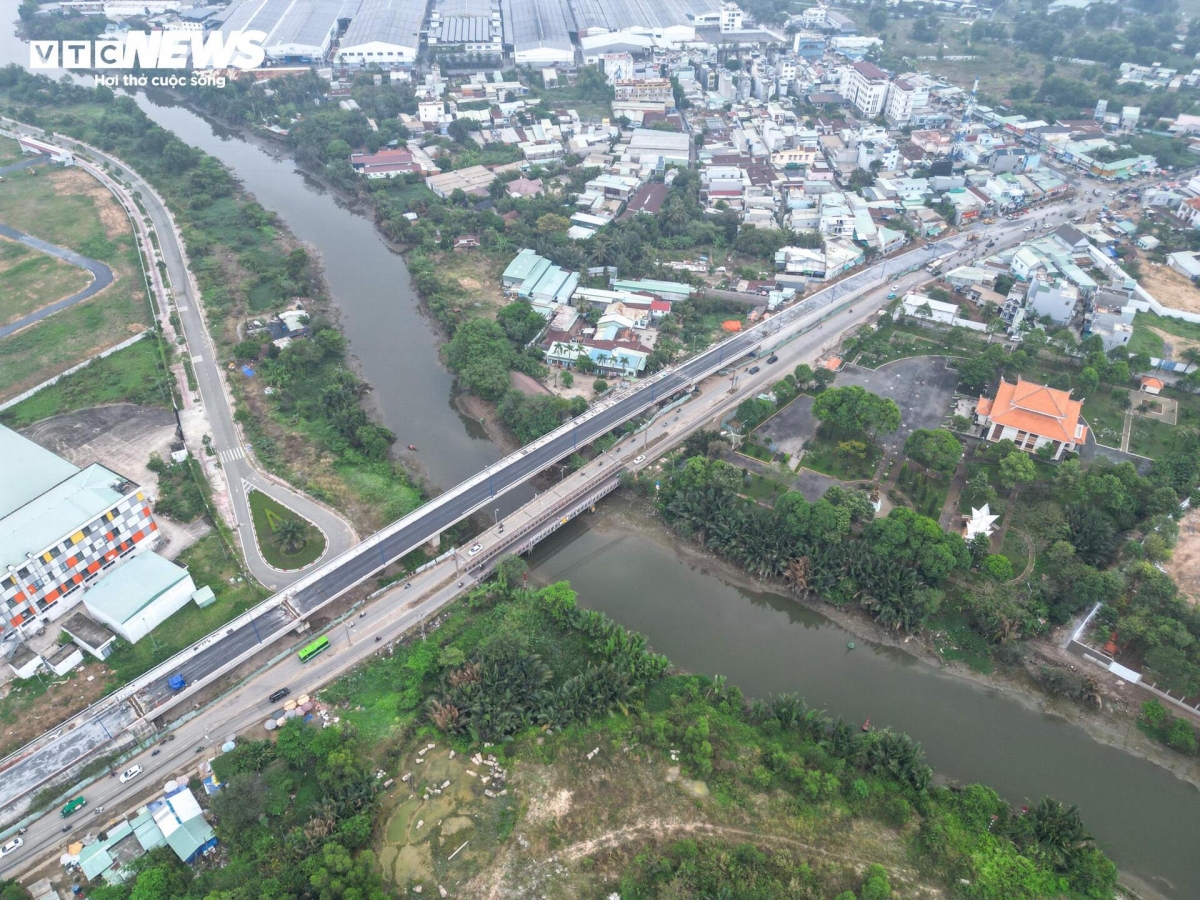 Cầu Tăng Long nằm trên đường Lã Xuân Oai (thuộc phường Trường Thạnh, TP Thủ Đức) do Ban Quản lý Dự án Đầu tư xây dựng các công trình giao thông TP.HCM làm chủ đầu tư. Dự án có tổng kinh phí 741,1 tỷ đồng.