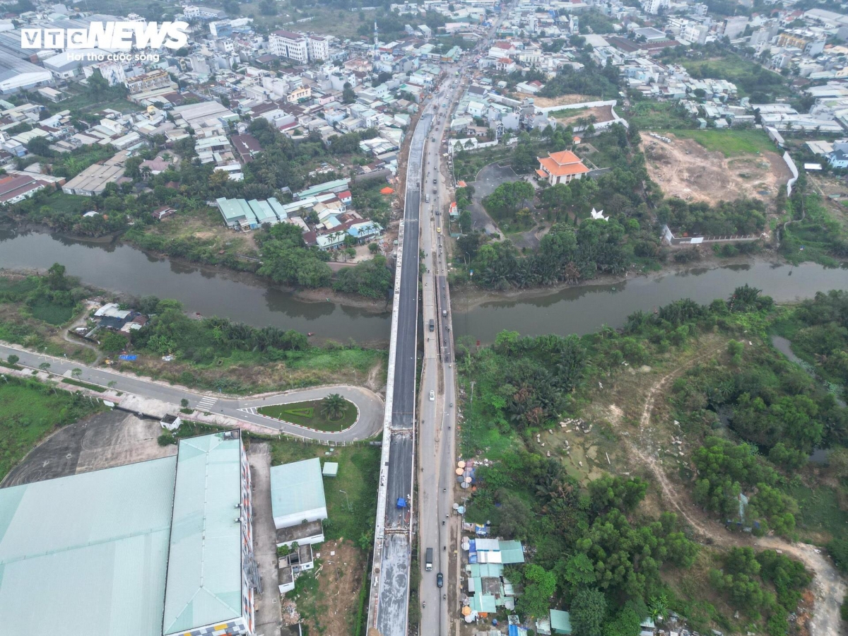 Đại diện Ban Giao thông TP.HCM cho biết, việc xây dựng mới cầu Tăng Long không chỉ có ý nghĩa lớn đối với vận tải hàng hóa, đáp ứng nhu cầu đi lại của người dân trong khu vực, công trình này còn góp phần phát triển kinh tế và chỉnh trang đô thị, đồng thời giúp <a href="https://vov.vn/xa-hoi/ha-noi-phat-nguoi-vi-pham-giao-thong-qua-600-camera-giam-sat-247-post1155092.vov" target="_blank">giảm ùn ứ</a> cho khu vực phía Đông TP.HCM.