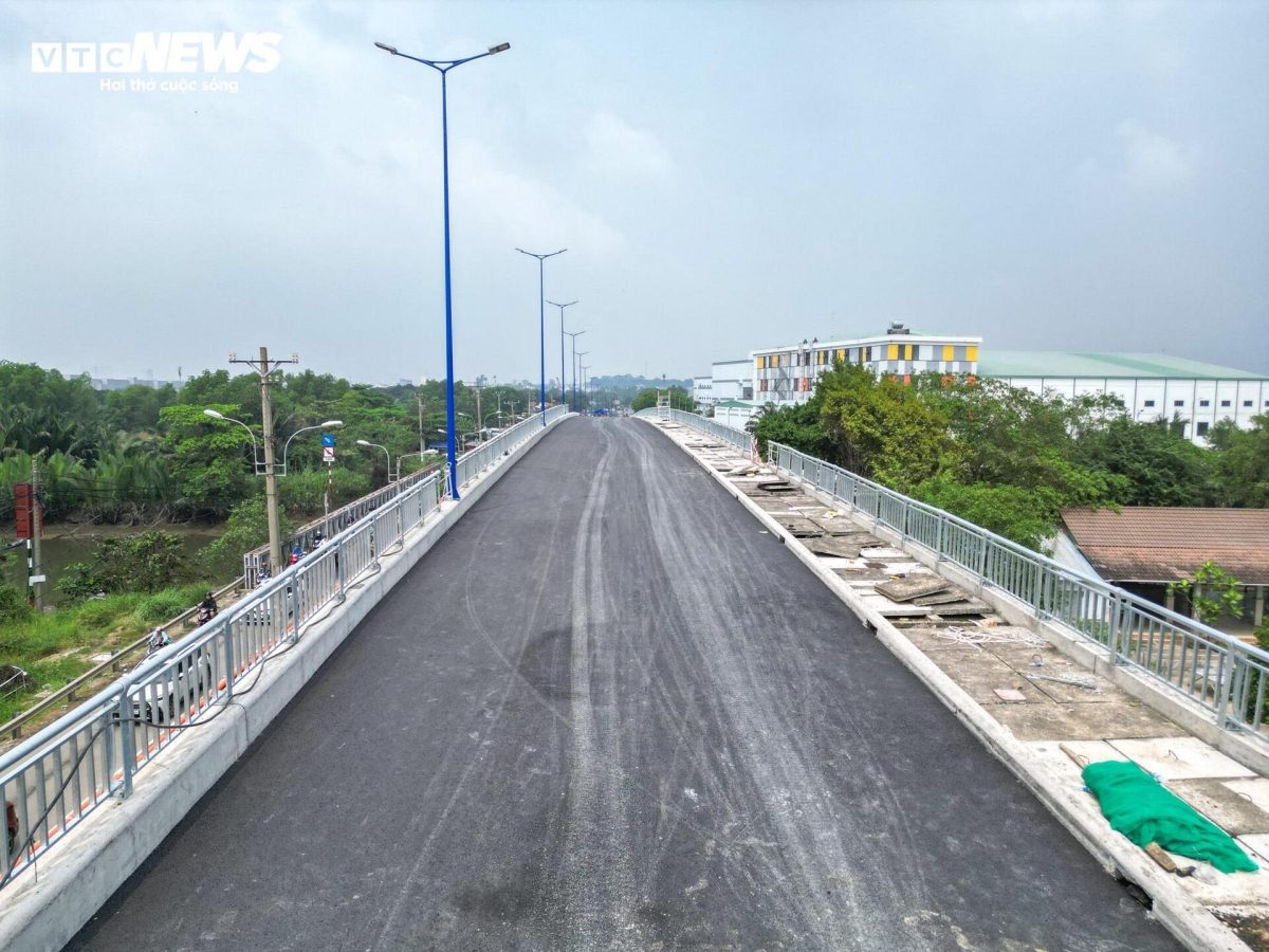 Cầu có chiều dài 231m, được thiết kế gồm 2 nhánh, mỗi nhánh rộng 11m cho 2 làn xe và lề đi bộ. Hai đầu cầu phía phường Trường Thạnh và phường Long Trường là đường dẫn với tổng chiều dài 559m, cùng hệ thống chiếu sáng, cây xanh và hệ thống thoát nước.