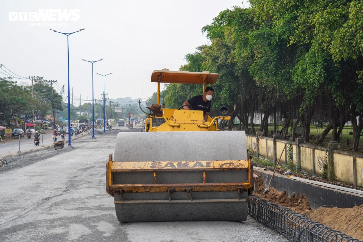 Hiện tại, đơn vị thi công đang hoàn thiện những hạng mục cuối cùng của dự án như lu nền, thảm nhựa, rãnh thoát nước và lắp đặt hệ thống đèn chiếu sáng.