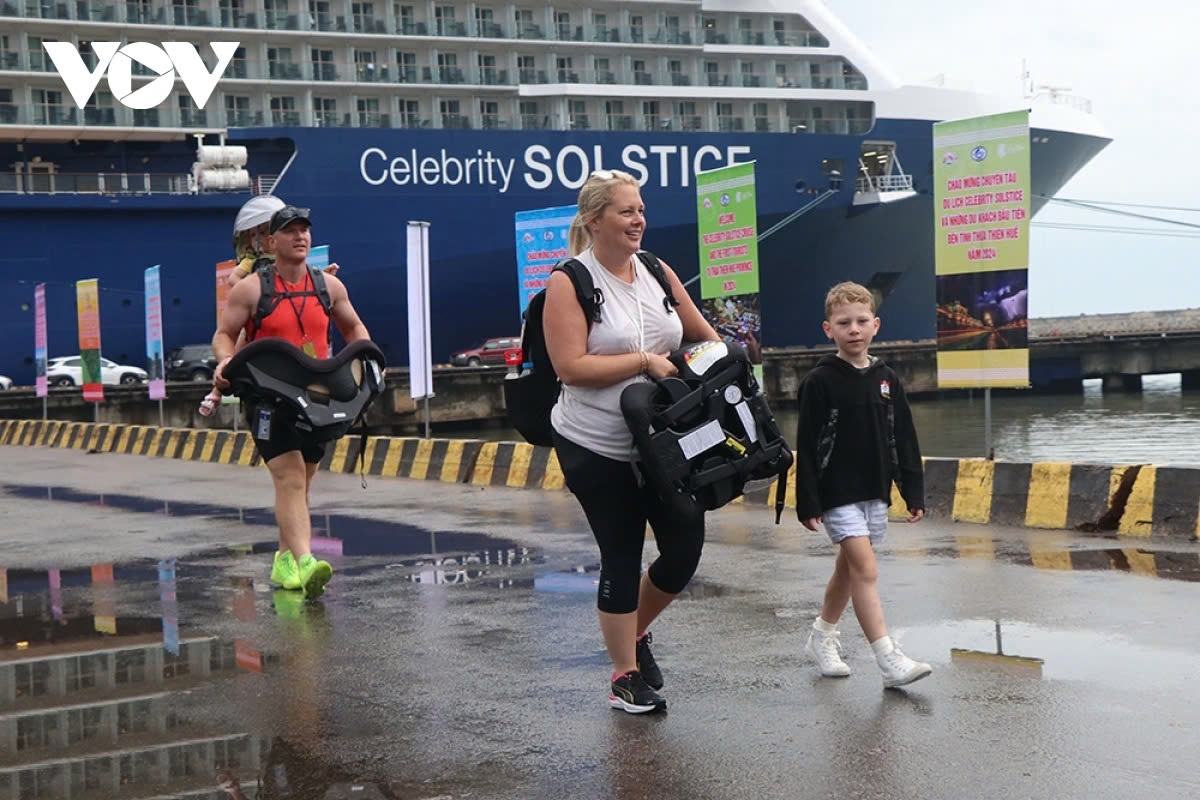 Cruise Ship Celebrity Solstice brings foreign travelers to Thua Thien-hue province, central Vietnam