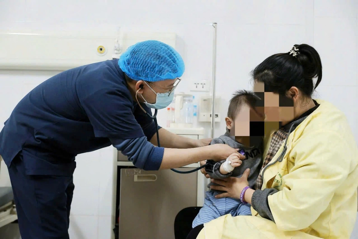 Khi trẻ có biểu hiện của sốt cao và viêm long đường hô hấp, cha mẹ cần cho con đi khám tại các cơ sở y tế gần nhất để được thăm khám và chẩn đoán bệnh