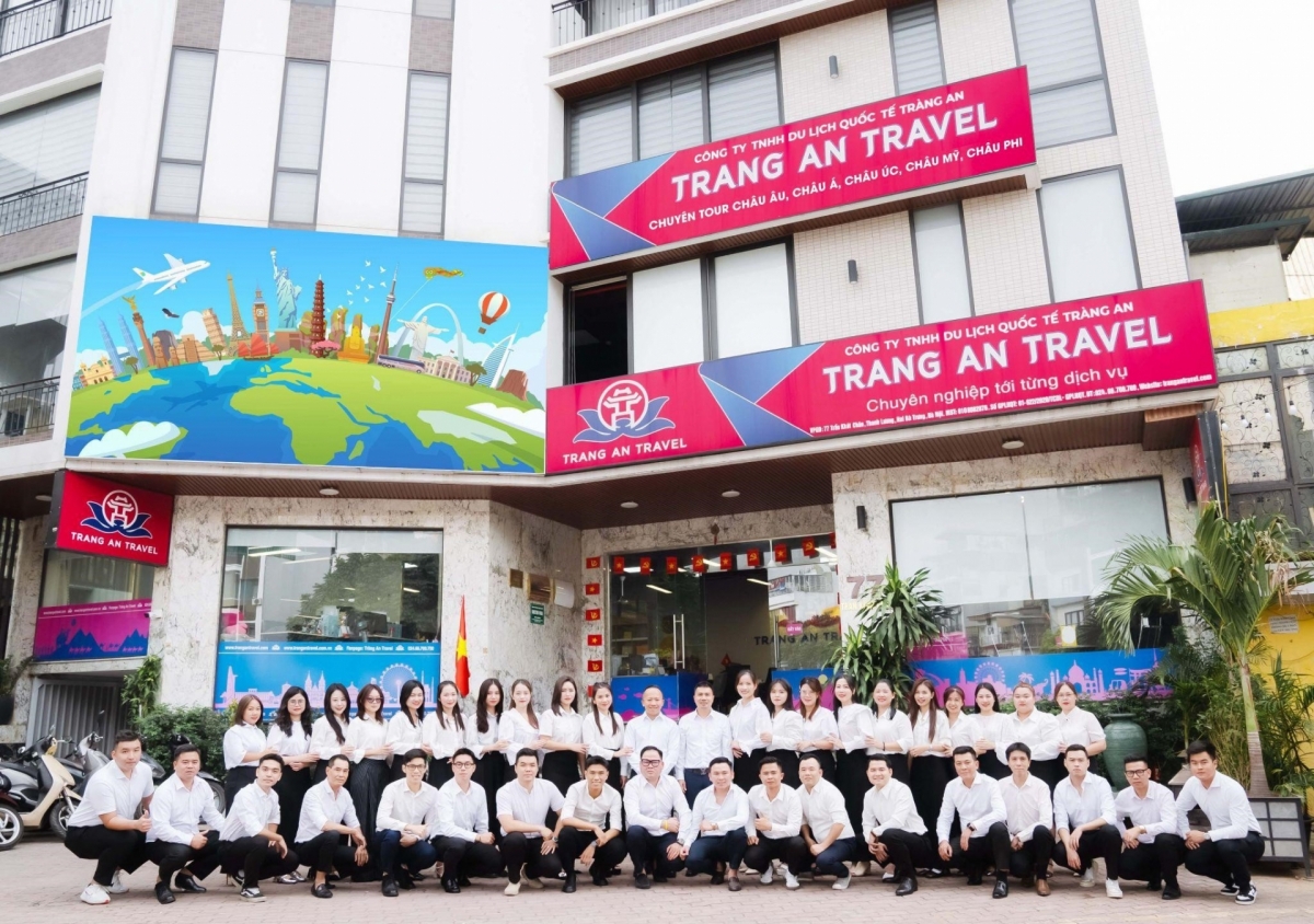 Tập thể Lãnh đạo, nhân sự Công ty TNHH Du lịch Quốc tế Tràng An tại văn phòng giao dịch số 77 Trần Khát Chân - Hai Bà Trưng - Hà Nội.