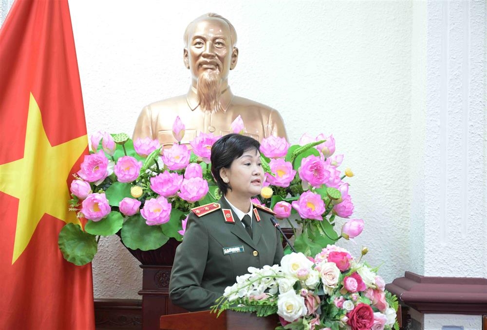 Trung tướng Ngô Thị Hoàng Yến, Cục trưởng Cục Hồ sơ nghiệp vụ trình bày Báo cáo tại hội nghị.