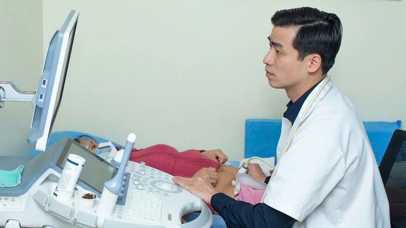 TS.BS Phan Chí Thành, Bệnh viện Phụ sản Trung ương thăm khám cho sản phụ
