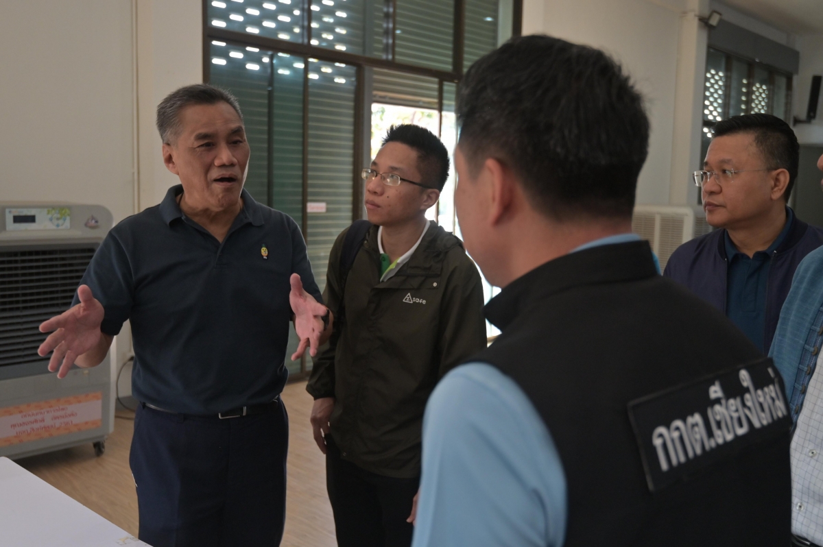 Chủ tịch Ủy ban Bầu cử Thái Lan Ittiporn Boonpracong kiểm tra công tác chuẩn bị bầu cử. Nguồn Thaienquirer