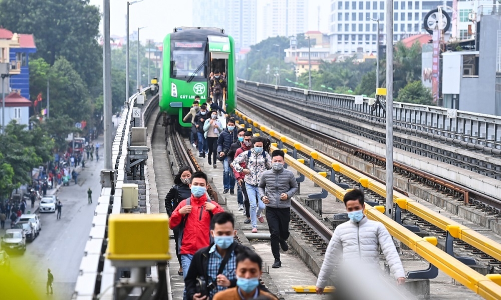 Tàu điện Cát Linh - Hà Đông đang chạy dừng đột ngột ở ga La Thành.