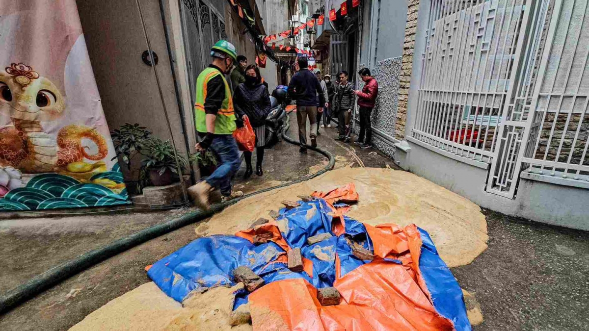 Trong quá trình khoan hầm bằng máy đào, dự án đường sắt đô thị Nhổn-Ga Hà Nội đã xảy ra hiện tượng phụ gia đào hầm phun lên mặt đất tại khu vực Kim Mã.
