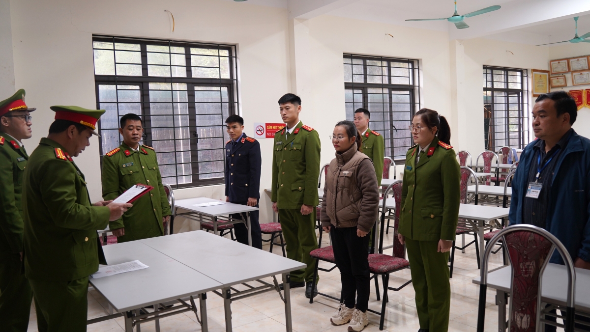 Cơ quan Cảnh sát điều tra thi hành Quyết định khởi tố bị can đối với Đinh Tuyết Nhung.