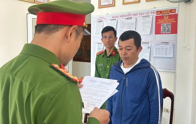 Cơ quan công an đọc quyết định khởi tố, lệnh bắt tạm giam Lê Tấn Gia.