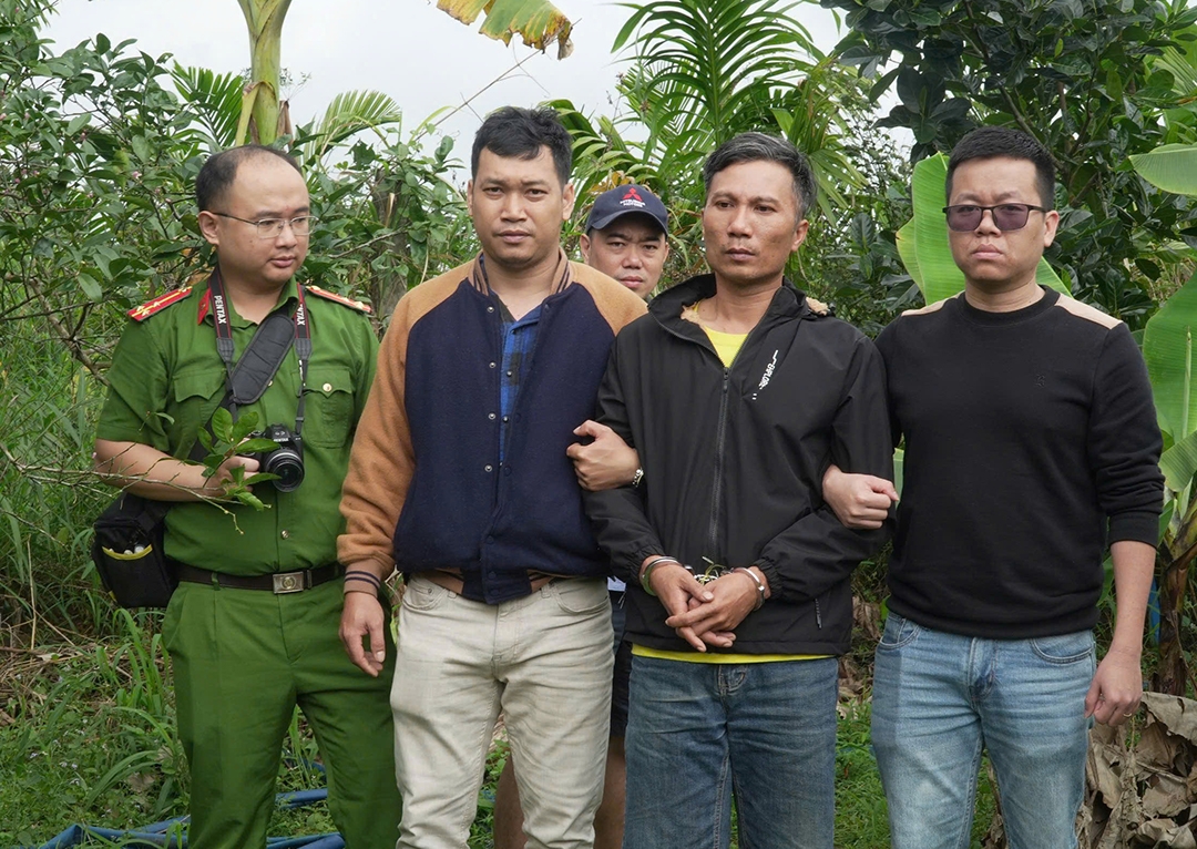 Công an dẫn giải đối tượng Duy (thứ 2 từ phải qua) đến hiện trường nơi xảy ra vụ trộm (Ảnh: Công an)